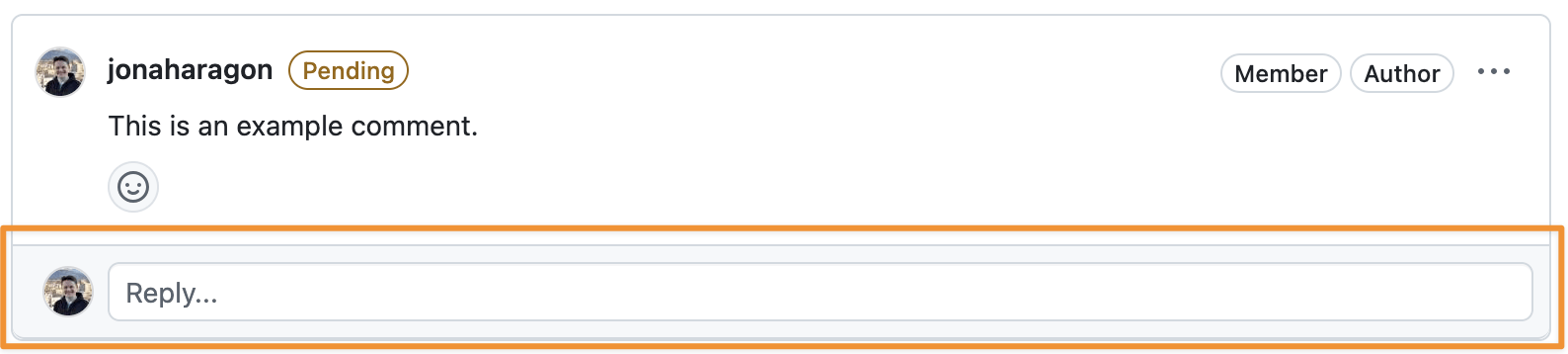 Captura de pantalla de un comentario en GitHub con un cuadro de respuesta integrado, resaltado en naranja